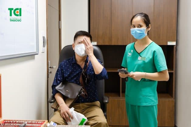 Để chẩn đoán phù hoàng điểm, chuyên gia nhãn khoa sẽ kiểm tra thị lực bệnh nhân