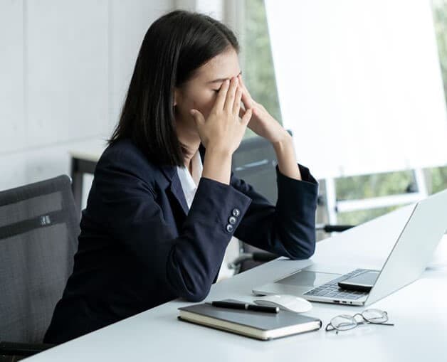 nguyên nhân khó ngủ, mất ngủ có thể đến từ những căng thẳng trong công việc hàng ngày