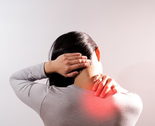 Biểu hiện chủ yếu của thoái hóa sống cổ là các cơn đau vùng cổ, vai gáy