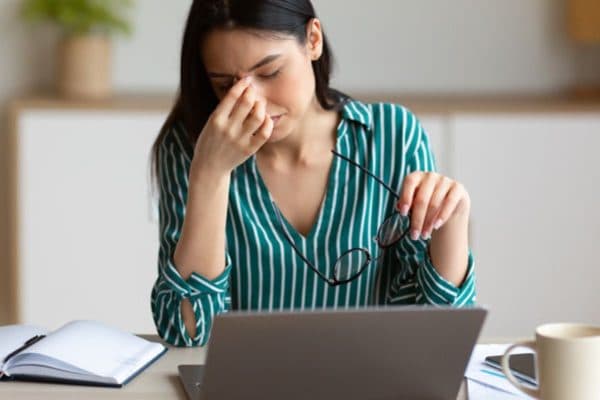 Những người mắc khúc xạ loạn thị thường gặp phải tình trạng nhìn mờ, khó nhìn, đau nhức mắt... 