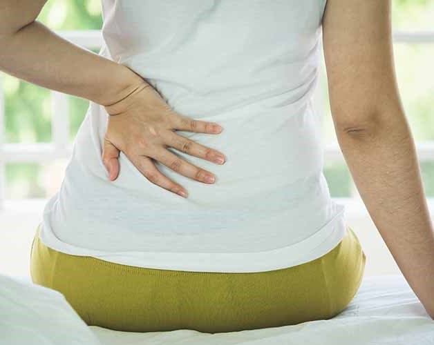 Đau vùng thắt lưng - triệu chứng điển hình của thoái hóa cột sống lưng