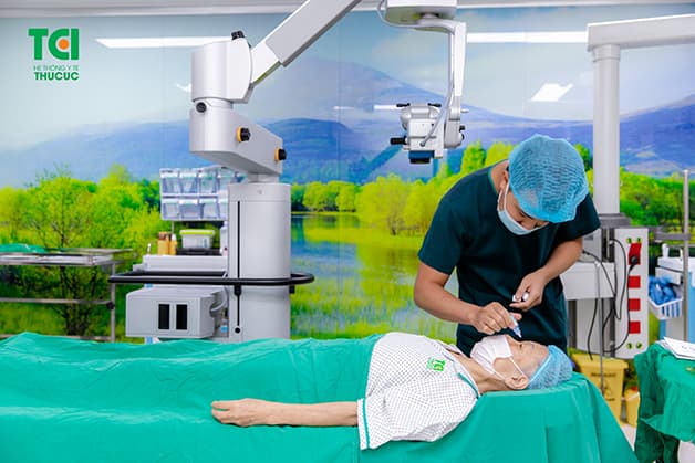 thủy tinh thể nhân tạo