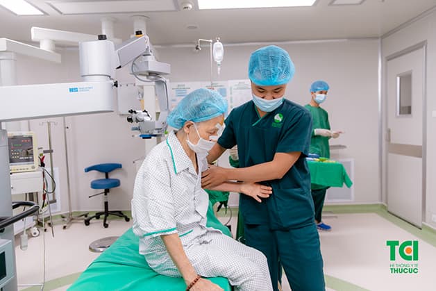 thủy tinh thể nhân tạo