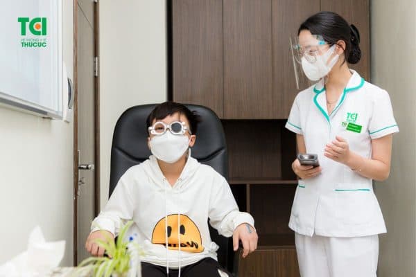 Trẻ bị tật khúc xạ mắt thường được điều trị khắc phục bằng việc đeo kính