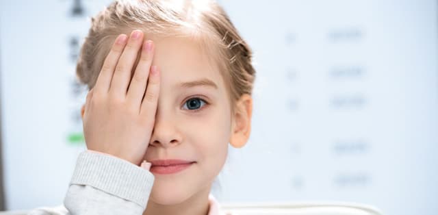 Trẻ bị tật khúc xạ mắt có nguy hiểm không?