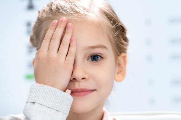 Lệch khúc xạ là khi trẻ mắc các tật khúc xạ khác nhau ở hai mắt