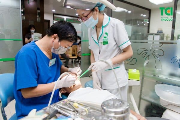 Lấy cao răng định kỳ và chủ động khám nha khoa thường xuyên để phát hiện sớm bệnh lý