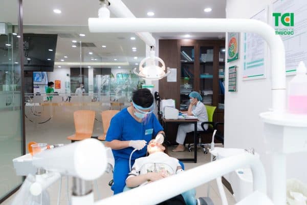 Viêm chân răng cần được điều trị bởi bác sĩ nha khoa chuyên môn cao với phác đồ phù hợp