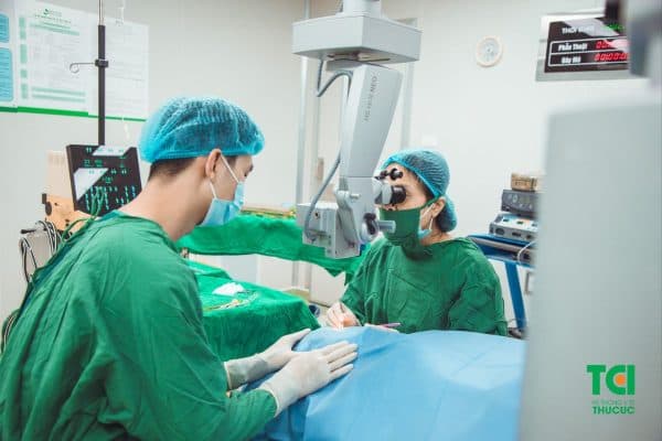 Phẫu thuật Phaco được thực hiện với nhiều công đoạn tại phòng mổ vô khuẩn