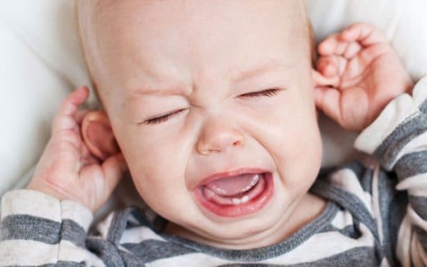 Kéo tai, gãi tai là một trong những dấu hiệu trẻ có thể đang bị viêm tai giữa           