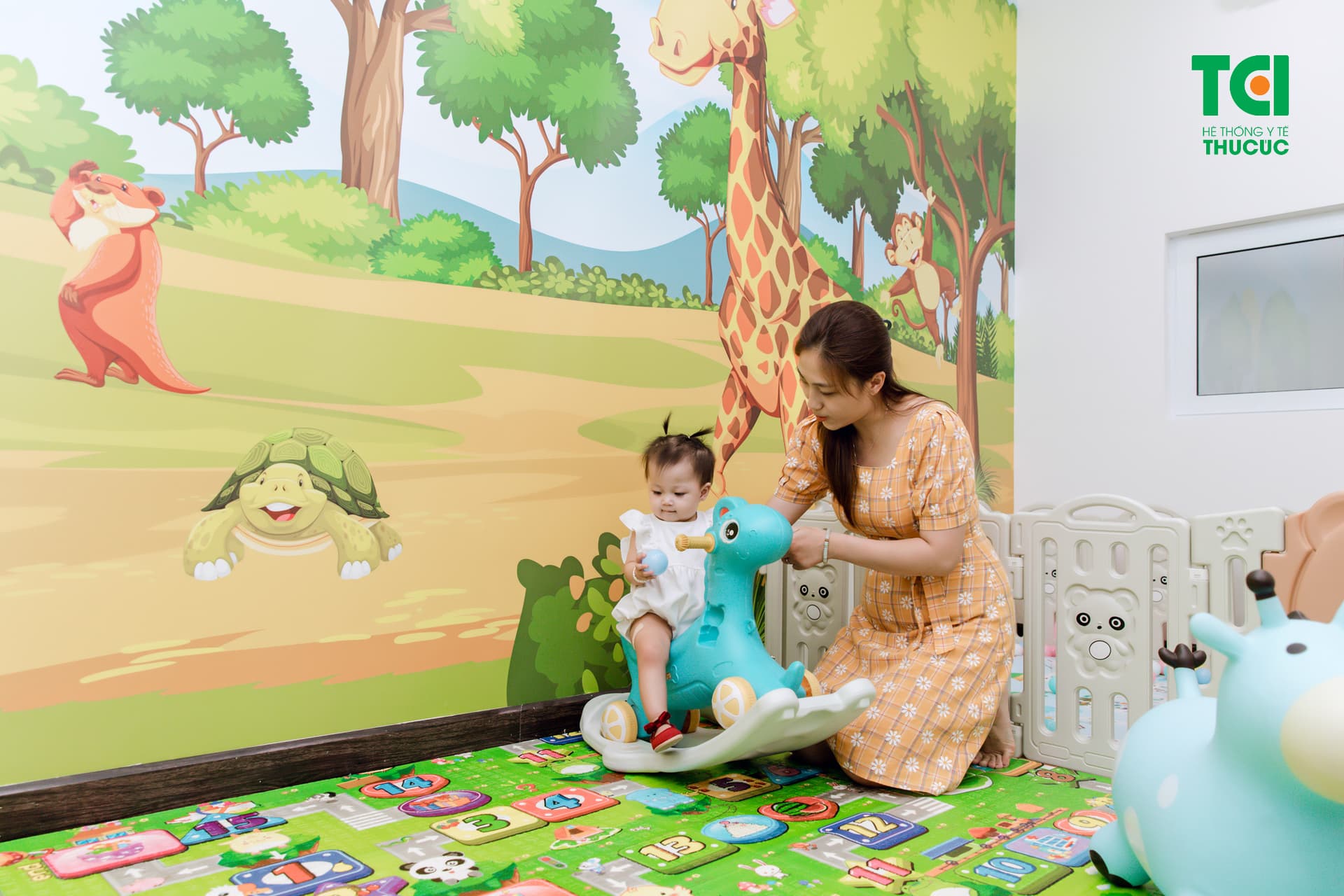 Sau khi tiêm vắc xin, bố mẹ nên cho trẻ ở lại cơ sở tiêm chủng 30 phút để theo dõi sức khỏe 