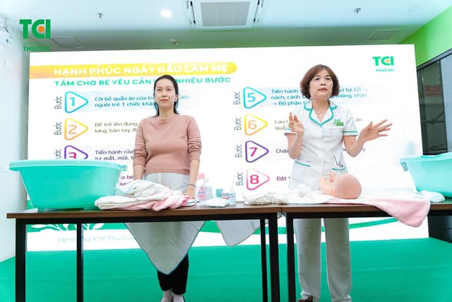 Ảnh tập huấn tiền sản và yoga thai kỳ