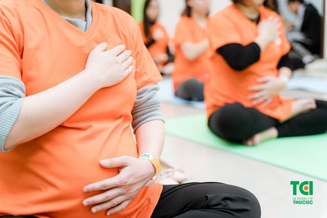 Ảnh tập huấn tiền sản và yoga thai kỳ