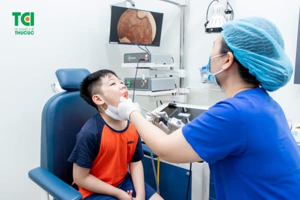 Khi thấy con có triệu chứng đau họng, ba mẹ nên đưa con đi khám để các bác sĩ chẩn đoán chính xác tình trạng bệnh của con và đưa ra phác đồ điều trị phù hợp