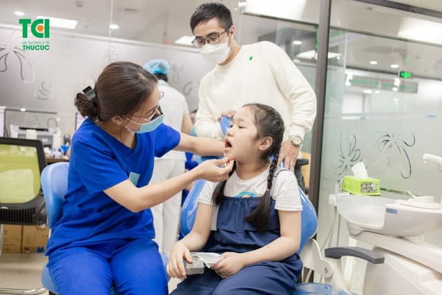 Bé bị dính thắng lưỡi thì khi nào cần cắt?