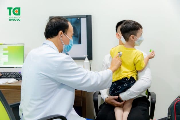 Cho trẻ thăm khám với chuyên gia khi có dấu hiệu ho gà