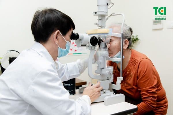 Kiểm tra thị lực để đánh giá và xác định người bệnh có mắc phù hoàng điểm hay không