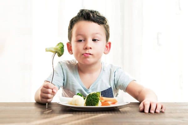 Trẻ lười ăn rau, uống nước có thể là nguyên nhân dẫn tới táo bón