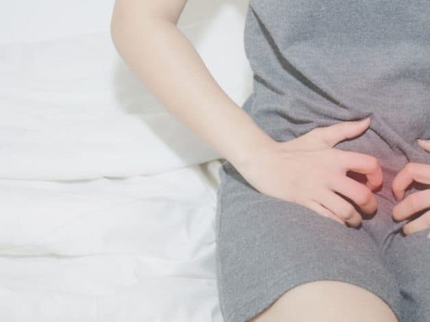 Khi bị nấm ở vùng kín, người bệnh sẽ gặp các triệu chứng điển hình là ngứa ngáy và khó chịu