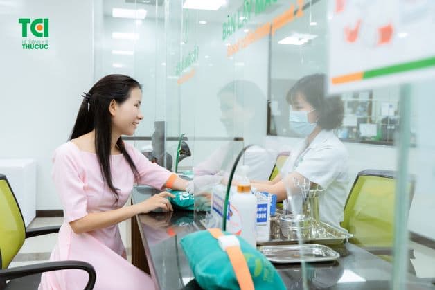 Khi bị rong kinh dài ngày, chị em không nên chần chừ mà hãy tới cơ sở y tế để kiểm tra và có biện pháp điều trị kịp thời, tránh biến chứng về sau