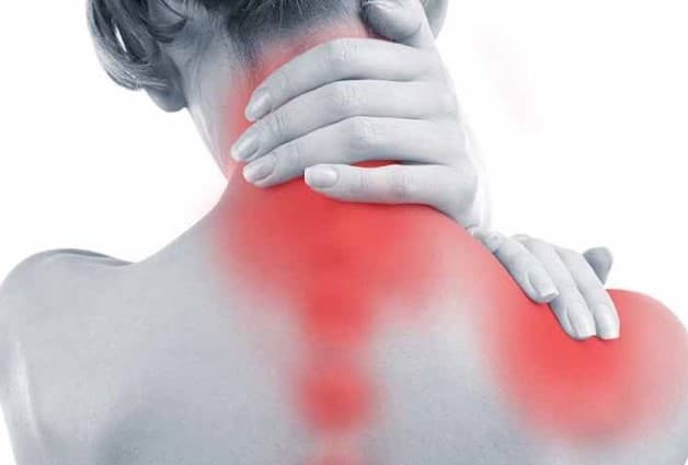 Cứng cổ, tê bì vai gáy là những biểu hiện điển hình ở thoái hóa cột sống cổ