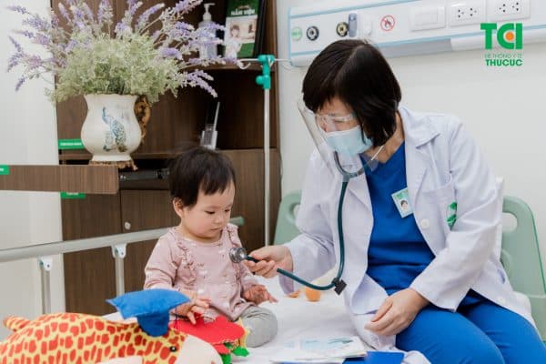 Khi bị viêm phế quản, trẻ thường có triệu chứng ho liên tục trong khoảng từ 3 – 4 tuần mặc dù cơ thể trẻ không còn virus gây bệnh