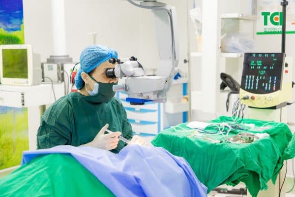 Phẫu thuật là cách chữa sụp mí mắt mang lại hiệu quả cao hiện nay