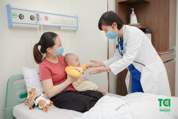 Khi trẻ có dấu hiệu biến chứng, cho trẻ tái khám ngay