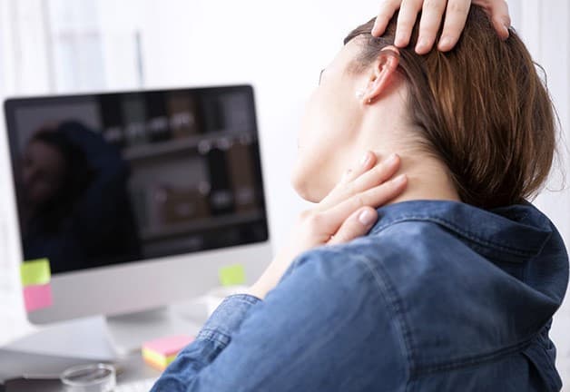 Thói quen sai tư thế làm việc cũng có thể dẫn đến phình đĩa đệm đốt sống cổ