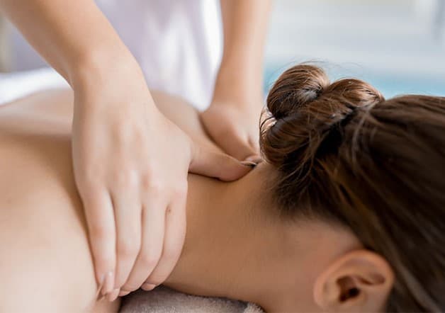 Xoa bóp cũng là cách chữa thoái hóa đốt sống cổ phổ biến