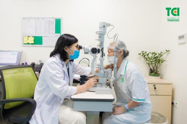 Bác sĩ sẽ chỉ định phẫu thuật Phaco sau khi đã thăm khám kỹ lưỡng cho người bệnh 