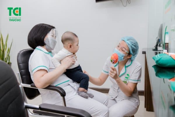 Nếu tình trạng táo bón của con không cải thiện, mẹ cần đưa con đi khám để bác sĩ kiểm tra và đưa ra hướng điều trị cho con