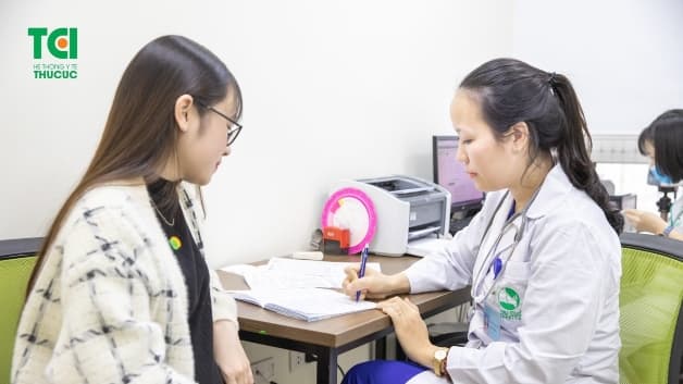 đặt vòng tránh thai bị ra huyết nâu phải làm gì