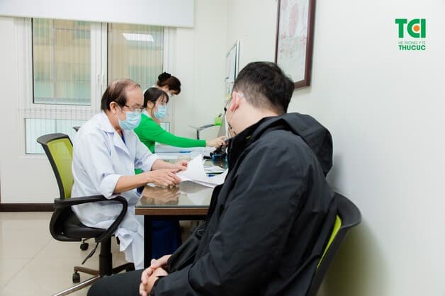 Đi thăm khám bác sĩ nếu nhận thấy các triệu chứng bất thường để kịp thời điều trị và hạn chế các biến chứng nguy hiểm