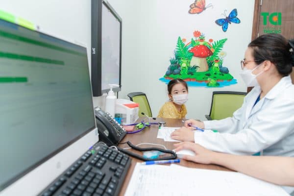 Cha mẹ nên đưa con đi khám khi thấy con có các dấu hiệu của bệnh quai bị