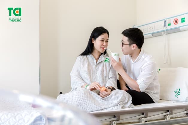 đau sau mổ đẻ ăn gì