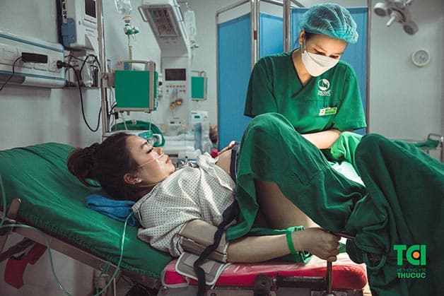 Sản phụ đẻ thường, tử cung sẽ phục hồi nhanh hơn và cần được theo dõi cẩn thận ngay sau sinh