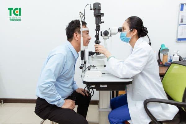 Bác sĩ tiến hành khám mắt kỹ lưỡng để chẩn đoán đúng bệnh