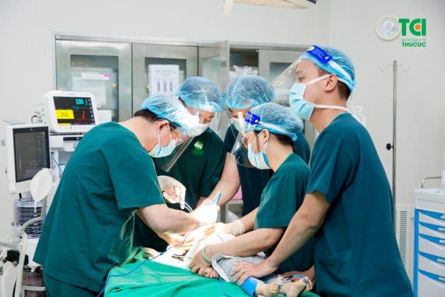 Điều trị càng sớm càng tốt trẻ dính thắng lưỡi nặng và hoàn toàn