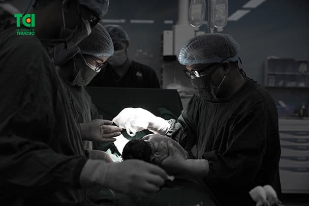 Bác sĩ Nguyễn Tuấn Minh trực tiếp phụ trách ca sinh của thai phụ Vũ Thị Thanh Hà, thành công đưa bé ra ngoài