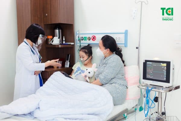 Khi trẻ bị hen phế quản, bố mẹ nên đưa trẻ đi khám để bác sĩ chẩn đoán chính xác tình trạng bệnh của con và có hướng điều trị phù hợp