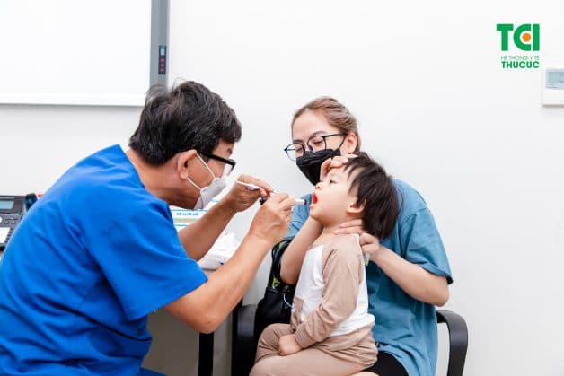 Khi trẻ có dấu hiệu ho gà, cho trẻ thăm khám với chuyên gia
