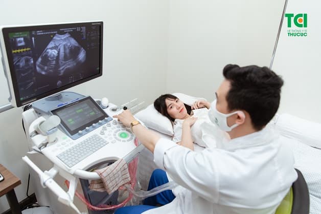 Siêu âm sẽ xác định trí của thai nhi, xác định tuổi thai và nhịp tim của thai nhi (nếu có)