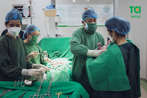 Mẹ nên đẻ mổ hay đẻ thường? Đẻ mổ được áp dụng với những trường hợp mẹ gặp biến chứng thai kỳ, thai nhi có những vấn đề trong quá trình phát triển trong bụng mẹ, mẹ sinh khó,...