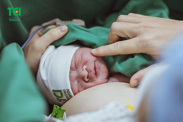 Em bé chào đời khỏe mạnh, bình an và được áp da cùng mẹ ngay sau sinh