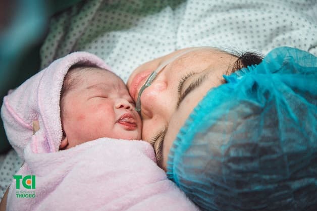 Nếu mẹ gây tê và vẫn tỉnh táo thì bác sĩ sẽ đặt em bé da kề da trên vùng ngực- bụng mẹ