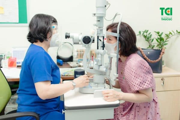 Tái khám mắt sau phẫu thuật phaco điều trị đục thủy tinh thể