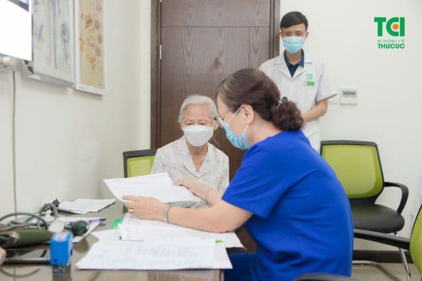 Chỉ sử dụng thuốc khi có chỉ định và hướng dẫn của bác sĩ nhãn khoa