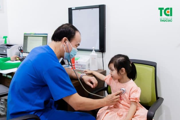 Khi nghi ngờ trẻ bị sởi, cho trẻ đến cơ sở y tế gần nhất ngay