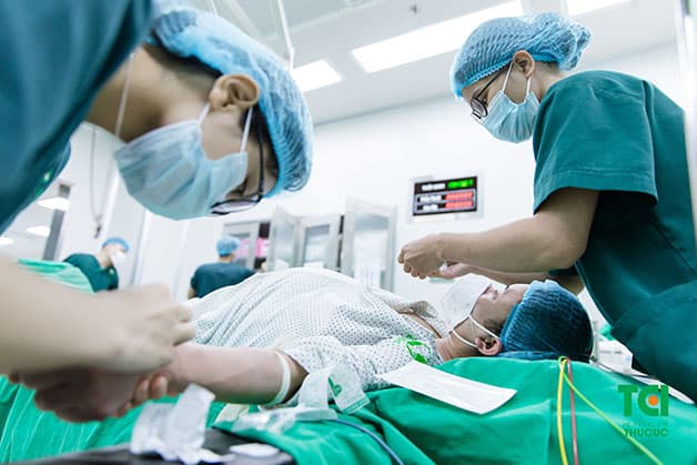 Thai phụ được ekip Sản hỗ trợ các thao tác chuẩn bị trước sinh rất cẩn thận, đầy đủ